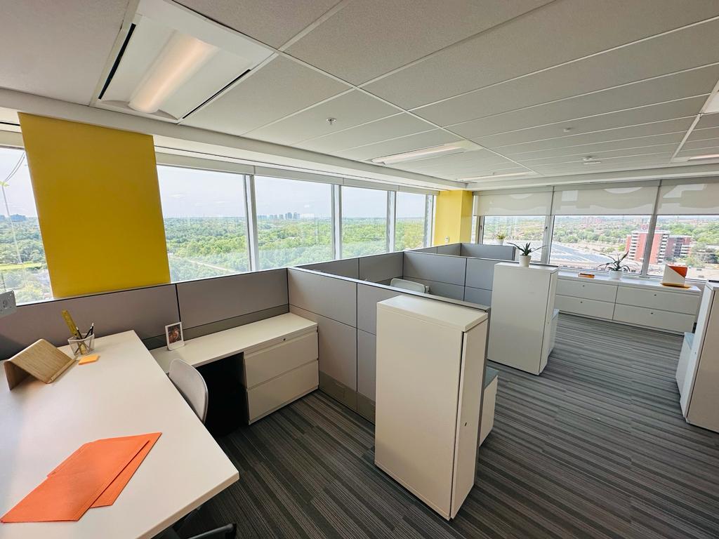 Open desk - Coworking and Private Office Space in Mississauga, Ontario